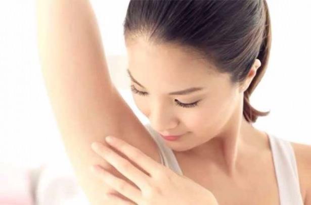 Lazer epilasyon ise 18 ya��ndan sonra yap�lmal�d�r. T�ylerin uzun olmas� hem k�t� kokuya hem de bakterilerin �remesine ve baz� cilt hastal�klar�n�n olu�mas�na zemin haz�rlayabilir.