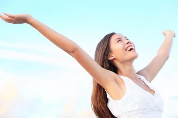 DO�AL MADDE BULUNAN �R�NLER� TERC�H ED�N! <br>    Kimyasal maddeler i�eren deodorantlarda al�nmadan �nce mutlaka etiketi okunmal�d�r. Bitkisel gliserin, bioflavonoidler ve liken, otlar veya bitkisel �zler, iyonize su ve distile su, ye�il �ay, aleo vera ve kabartma tozu gibi do�al malzemeler i�eren �r�nler tercih edilmelidir.