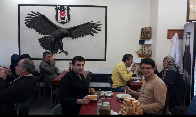 S�meyye Erdo�an evleniyor mu, S�meyye Erdo�an'�n ni�anl�s� kim sorular� sosyal medyada patlad�. Erdo�an'�n k���k k�z� S�meyye Erdo�an'�n ni�anl�s� Sel�uk Bayraktar kimdir, aslen nerelidir ve ka� ya��ndad�r?