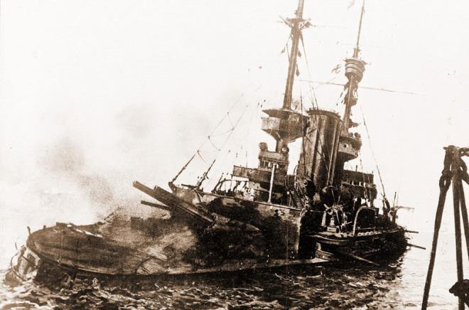 Rag�p Bey de ailesi de evlatlar�n�n bir Alman kad�nla evlenmesini istememi�ti. Ancak t�m bunlara ra�men Dr.Rag�p Bey, Erica ile hayat�n� birle�tirecekti. Evliliklerinden k�sa s�re sonra sava��n patlak vermesiyle Vatan ve millet a�k�yla tutu�an Doktor Rag�p Bey kendisini �anakkale cephesinde bulurken, e�i de onun pe�ine tak�l�p ate� �emberine dalm��t�.