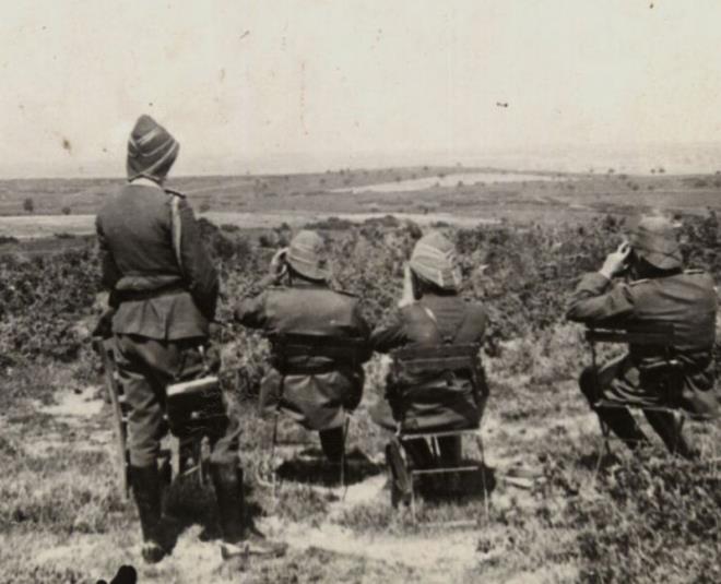 Her g�n g�z�n�n �n�nde gen� dimaglar s�n�yor, �ocuk ya�ta k�nal� kuzular can veriyor, g�zler kapan�yordu. “Annemi g�recek miyim?” diyerek g�z�nden ya� d�ken ve elini s�ms�k� tutan a��r yaral� Mehmet�i�in kula��na, “�lmeyeceksin, iyi olacaks�n. Anneni g�receksin.” diyerek teselli ediyordu.