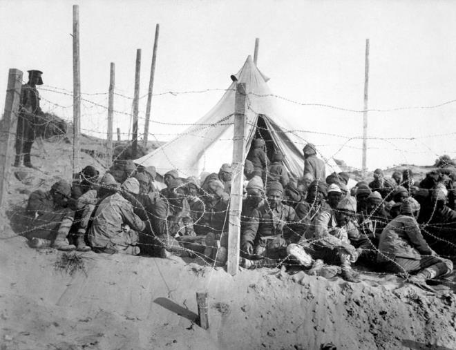 “K�YL�LERE KIYAFET D�KMEY� ��RETT�, MEHMET����N ANASI, ABLASI OLDU”  <br>  Almanya’ya g�revli olarak g�nderilen Doktor Rag�p Bey, bu �irin ve g�zel Alman k�z�na a��k olmu�tu. Ancak, Erica’n�n babas� Alman �rk��s� ve T�rk d��man�yd�