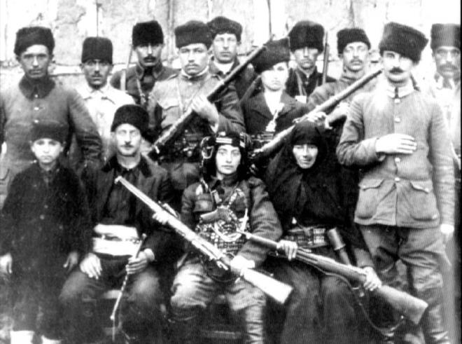 Askerin ya�ama tutunamayaca��n� biliyordu…Onlarcas� gibi onu da s�kunet i�inde �l�ms�zl��e u�urlarken, askerin g���s cebinden ��kan annesinin dikti�i oyal� mendille kendi g�zya��n� siliyor, bir eliyle de g�z kapaklar�n� kapat�yordu…