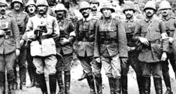 Doktor Rag�p Bey, e�ine ait et par�alar�n� g�zya��n� silerek toplad�. Erica Ana bedeniyle g�zden yitip giderken g�n�llerdeki e�siz yerini �oktan alm��t�. �anakkale’de ruhunu teslim eden �ehitlerimizle birlikte �anakkale topra�� ilelebet misafir edecekti…