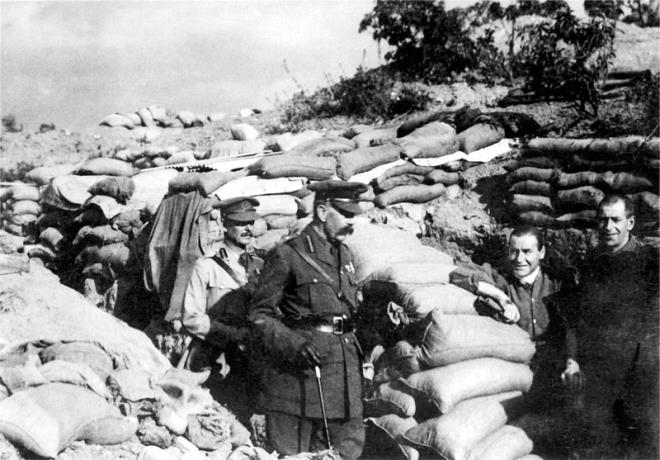 Yalova k�yl�lerine diki� yapmay� ��retti. Askerlerin yaras�n� iyi etmek i�in gece-g�nd�z dinlenmeden canh�ra� hizmet verdi. K�yl� kad�nlarla birlikte askerlere k�yafet dikiyordu. Sempatik y�z� ve s�cak canl�l���yla askerin ve k�yl�lerin Erica Anas� olmu�tu…