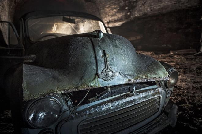 �ki d�zine klasik otomobil �ngiltere'nin Liverpool kentindeki bir t�nelde ��r�meye terkedilmi� halde bulundu