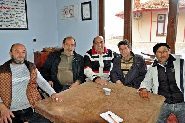 Sunal ile film �ekimlerindeki an�lar�n� anlatan Gezmi�, "Sette o ciddi adam gider, an�nda role b�r�n�rd�. Bunu kimse kolay kolay yapamaz. Kemal a�abey �ok koyu bir Be�ikta� taraftar�yd�. Bunu �ok fazla anlatmaz ve kimse de bilmezdi.