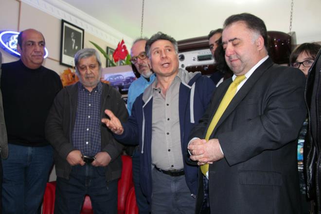 Hababam S�n�f� filminin zaten her �eyi s�yledi�ini dile getiren Halit Ak�atepe, “40 y�ld�r seyredilen bir film i�in ne konu�ulur ki? Seyirci o kadar be�enmi�, o kadar sevmi� ki 40 y�ld�r s�k�lmadan hala seyrediyor ve seyredecek de. �ok g�zel ve �ok iyi bir filmidi. B�t�n bu arkada�lar�m�z�n hepsi �ok gen�ti. Ama �ok da g�zel oynad�lar. Tabi Hababam S�n�f� dendi�i zaman Ertem E�ilmez'i unutmamak laz�m. O filmin b�y�k ba�ar�s� Ertem E�ilmez'e aittir. Ama tabi ki yazar� koca usta R�fat Ilgaz, m�ziklerini yapanda Melih Kibar. Bunlar unutulmaz insanlard�r. Onlar�n sayesinde bu film bu zamana kadar gelmi�tir” �eklinde konu�tu.