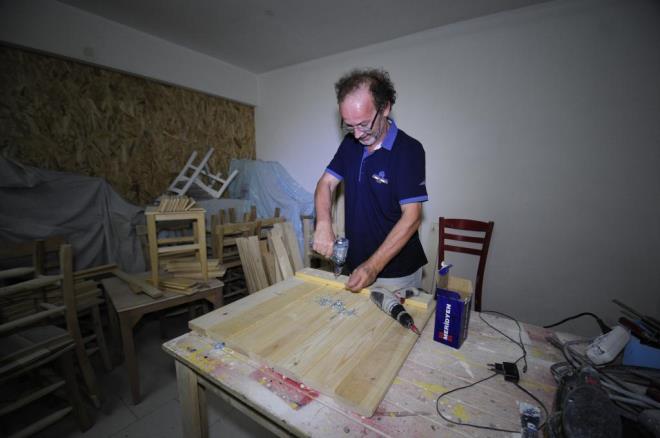 G�ran'�n yard�mc�s� Alev Buharal� ile yapt��� sandalyeler, Bodrum'da  restoran ve kafelerde kullan�l�yor. Sinema sekt�r�nden sonra, bir zamanlar sinema salonlar�n�n  vazge�ilmezi olan tahta sandalye �retimine ba�layan G�ran, kendisini "plasti�e  sava� a�an kahraman" olarak tan�ml�yor.