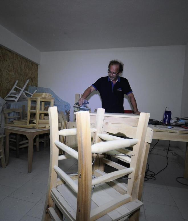 Babas�n�n sinemac� oldu�unu belirten G�ran, "Babam zaten sinemac�yd�. Sinemalarda bizim oturdu�umuz sandalyeler hep tahtayd�. Bende bundan yola ��karak sandalye �retimine ba�lad�m. Bu sandalyenin bir ruhu var. Bu sandalyeler k�r�lmaz. �ki tane teli var alt�nda. Sineman�n i�erisine binlerce insan girer ��kar. Ama ona ra�men bana m�s�n demez ve senelerce kullan�l�rlar. Ya�murun, �amurun alt�nda kal�yor. Ne yaparsan�z yap�n bir �ey olmuyor" diye konu�tu.