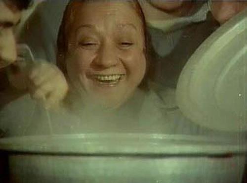 Serinin Hafize Ana's� ise Adile Na�it'ti. �en kahkahas� ortal��� ��nlat�rd� Hafize Ana'n�n.. Yeri geldi�inde hayla ��rencileri Mahmut Hoca'ya kar�� korur, yeri geldi�inde de onlar� azarlard�. Ama ne olursa olsun ger�ek bir anneydi.