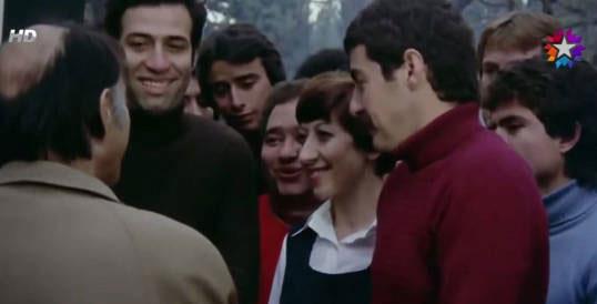 �stanbul �ehir Tiyatrolar� oyuncusu olan sanat��, Dostlar Tiyatrosunda da �al��m�� olup, sinema ve dizi filmlerde de rol almaktad�r.