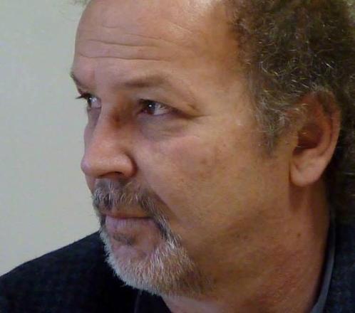 Plastik sandalyelerin yayg�nla�mas�yla birlikte neredeyse yok olan  tahta sandalyeleri eski pop�lerli�ine kavu�turmak isteyen G�ran, yapt��� sandalyeleri turuncu, ye�il, mavi ve beyaza boyayarak 60 ila 80 liradan sat��a  sunuyor.