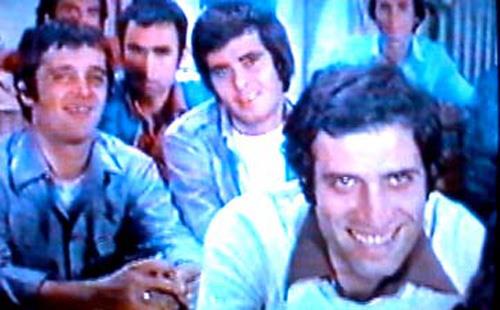 S�n�f�n saf ��rencisi di�er arkada�lar�n�n tuhaf �akalar�na maruz kal�yordu s�k s�k. Sunal kendine �zg� g�l�msemesiyle t�m bunlar�n �stesinden geliyordu.