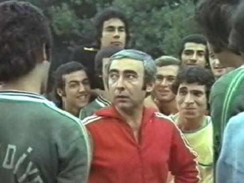 Beden e�itimi ��retmeni Badi Ekrem de serinin seyirciyi en �ok g�ld�ren karakterlerinden biriydi.