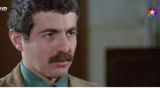 1947 �stanbul do�umlu olan sinema ve dizi oyuncusu Avni Yal��n, T�rk sinemas�n�n unutulmaz komedi filmi Hababam S�n�f� Tatilde'de "B�y�kl� Edebiyat ��retmeni Avni" rol�yle geni� �evreler taraf�ndan tan�nm��t�r.