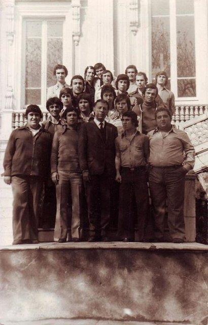 Filmlerin sahnelerinin �stanbul Ko�uyolu'nda �ekildi�ini anlatan Gezmi�, "Filmde 'ayakkab�s�n�n alt�ndan kopya veren' ��renci olarak hat�rlan�yorum. Hababam S�n�f� filmlerinde lakab�m Postal R�za'yd�" ifadelerini kulland�.