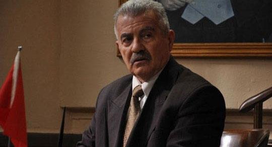 Hat�rla Sevgili'de rol ald��� �evket karakteri, 60'lar�n sonlar�nda kalp krizinden �lm��t�r ve Sanat�� diziden ayr�larak Karay�lan dizisinin oyuncu kadrosuna kat�lm��t�r.