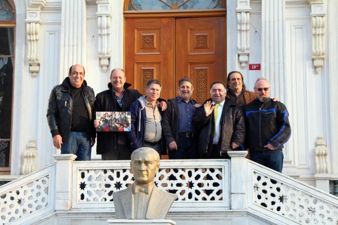 Oyuncular Halit Ak�atepe (G�d�k Necmi), Tuncay Ak�a (Bacaks�z), Cafer Dere, Ahmet Ar�man (Hayta �smail), Mehmet �atay, Ercan Gezmi�, Tayfun Akal�n 40 y�l sonra filmin �ekildi�i merdivenlerde foto�raf �ektirdi.