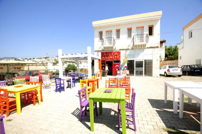 Amac�n�n tahta sandalyeleri eski ihti�am�na kavu�turmak oldu�unu dile  getiren G�ran, "Benim amac�m buradaki plasti�i yok etmek. Tahta sandalyelere  otural�m, nostaljiyi ya�ayal�m istiyorum. Tahta sandalyeler eskimiyor hatta 5  sene 10 sene ge�ti�i zaman daha da g�zel bir g�r�n�m kazan�yor" dedi.