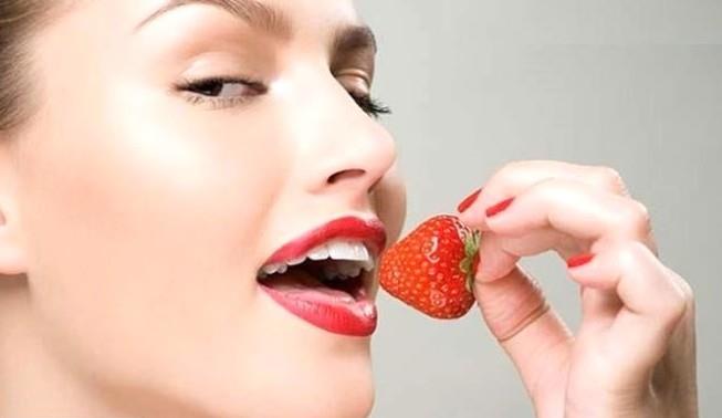 �ilek ve karbonat: �ilek, kanamay� durdurucu bir etki yaparak y�zeydeki zorlanmalar� ortadan kald�ran ve plak olu�umunu engelleyen malik asit (beyaz, kristal yap�l�, kat� organik asit) i�erir. Karbonattaki sodyum bikarbonat, k�p�rmeyi sa�layarak di� y�zeylerindeki lekeleri ��kar�r.