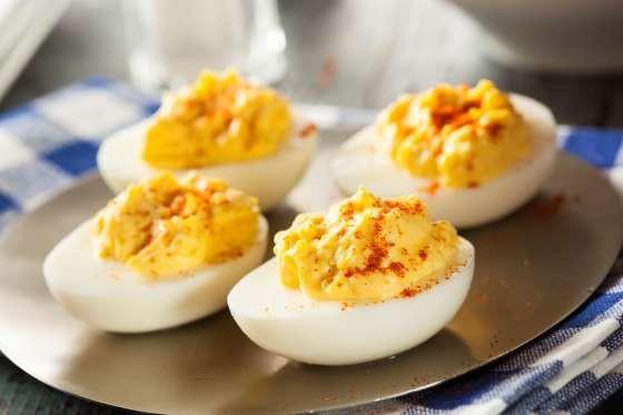 TAVUKLAR YILDA ORTALAMA 250-279 YUMURTA YUMURTLARLAR.