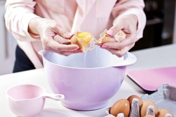 BEYAZ YUMURTALAR DA EN AZ KAHVERENGLER KADAR BESLEYCDR.