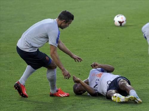 Dirk Kuyt ile Premier Lig'de Swansea City'de forma giyen Jonathan de Guzman arasndaki mcadele tatsz bitti...