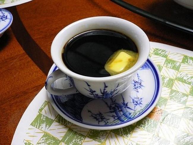 Tereyal kahveyi hem dikkatlerini artrmak hem de enerji almak iin daclar kullanyor.