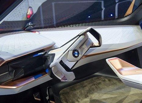 BMW ayrca &#8216;Canl Geometri&#8217; olarak adlandrd 800 paradan oluan hareketli genleri n panele monte etmi.