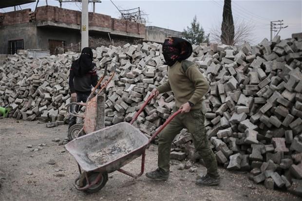 BARKAT TAIDILAR<p>    Baz fotoraflar ise barikatlara kaldrm tayan terristlerin grntleri yer ald.