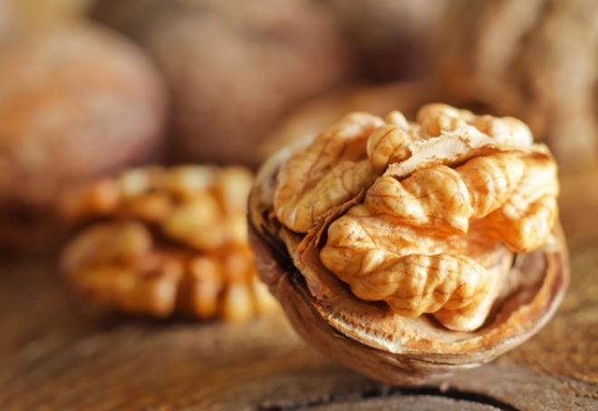 Cevizin yeil kabuunun suyu ile yapacamz krde salar iin olduka faydaldr. Saa koyu kahverengi bir renk verirken salarn parlakln artrr.