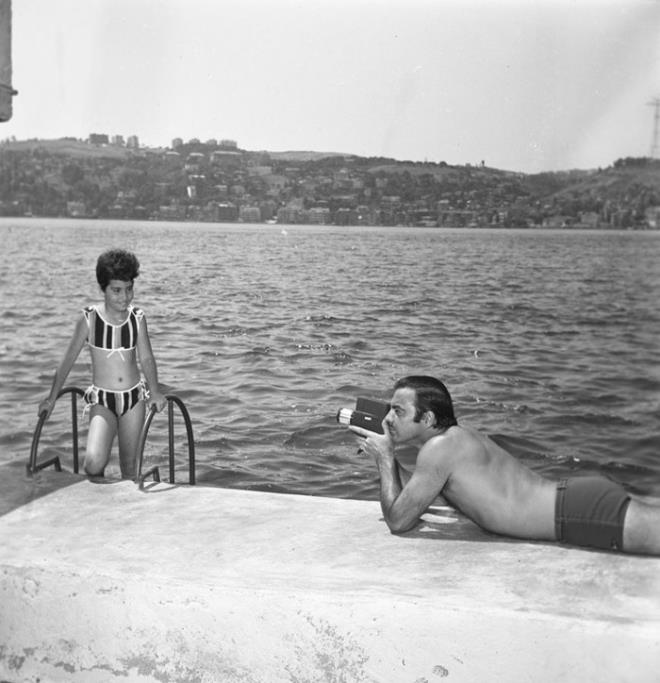 Ayhan Ik, boaz sularnda serinleyip kmakta olan kz Serap Ik videoya kaydediyor.