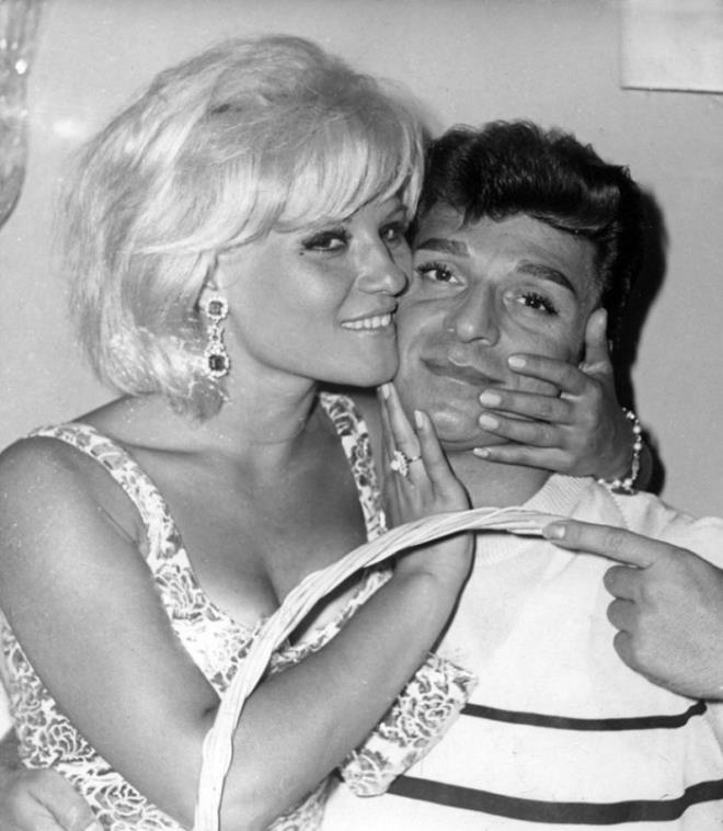 te Trkiye&#8217;nin grsel arivini bir araya getirme yolunda ilevler stlenen Depo Photos arivinden fotoraflar...  <br>  Ses sanatlar Zeki Mren ve Gnl Yazar birlikte.