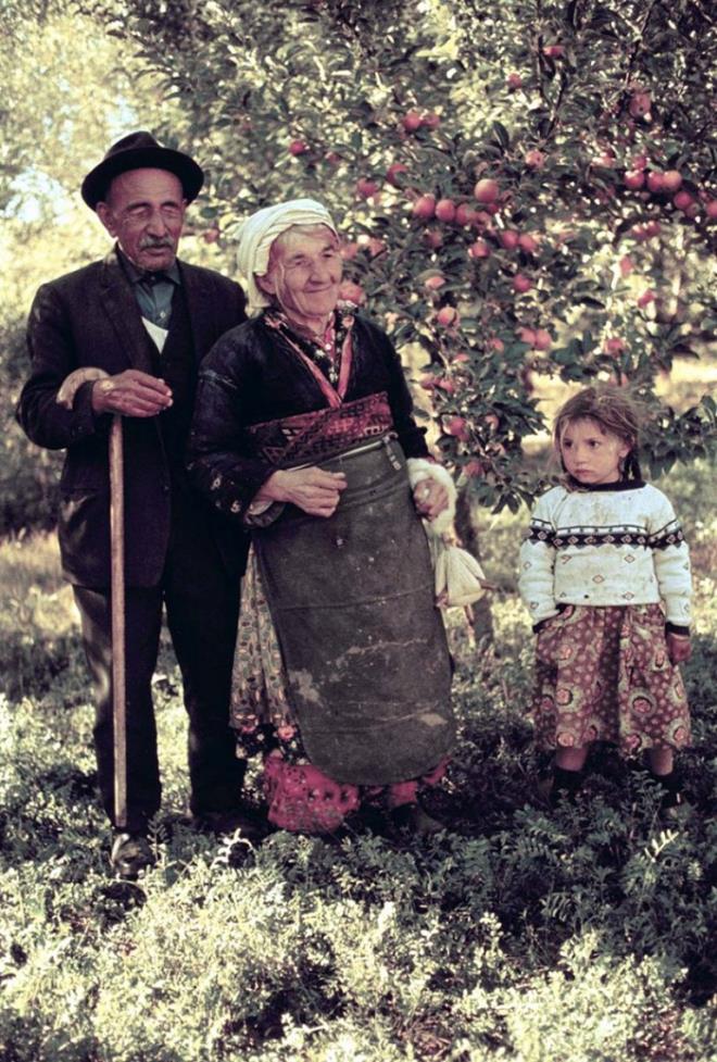 Ak Veysel, Sivrialan kyndeki elma bahesinde kz kardei ve torunuyla.