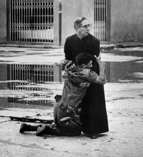 Hctor Rondn Lovera (1933 &#8211; 1984)<br>  La Ayuda Del Padre (Papa&#8217;nn Yardm), Venezuela &#8211; 1962  <br><br>  El Porteazo olarak anlan, 2 Haziran 1962&#8217;de balayp 400&#8217;den fazla l ve 700 yaral ile 6 Haziran&#8217;da sona eren askeri isyan Venezuela&#8217;da zor gnlerin gemesine neden oldu. syanc ordu gleri ve statkoyu destekleyen ordu kuvvetleri arasnda atmalar balam, ehirler el deitirir vaziyete gelmiti. syanclarn kalesi olarak grlen Solano blgesinin d ile isyan tamamen bastrld. syan srerken yaral bir asker papaza sarlarak son anlarn huzur iinde geirmeye alyordu. Bu an fotoraflayan Hctor Rondn, 1963 ylnda Pulitzer Fotoraflk dl&#8217;n kazand.