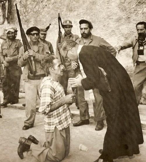 Andrew Lopez (1910 &#8211; 1986)  <br>  Son Dua &#8211; 1960<br><br>    Andrew Lopez&#8217;e 1960 yl Pulitzer Fotoraflk dl&#8217;n getiren Son Dua isimli fotoraf kanl bir i sava hesaplamas srasnda objektiflere takld. 1933 ylnda avular Ayaklanmas olarak bilinen askeri operasyon ile Kba&#8217;y tamamen ele geirerek Amerika Birleik Devletleri lke ynetimine el koyduklarnda setikleri bakan temsilcisi Fulgencio Batista idi. 1958 ylnda Fidel Castro nclndeki devrimciler birok noktada hkmet askerlerini malup ederek, Fulgencio Batista hkmetine son verdiler. te o gnlerde blgede bulunan Andrew Lopez devrimci askerlerin arasna katlmt. Fidel Castro askerlerini kt gstermek iin elinden geleni yapan Amerikan basn, devrimci askerlerin vicdanszl anlatan bu fotorafa biraz da siyasal sebeplerden tr 1960&#8217;ta Pulitzer Fotoraflk dl&#8217;n verdi. Fulgencio Batista destekisi bir asker devrimci subaylar tarafndan infaz edilmeden nce bir din adam ile beraber son duasn ediyor.