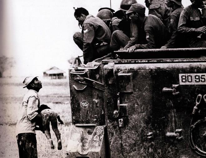 Horst Faas (1933 &#8211; 2012)<br>  Neden &#8211; 1965<br><br>    Vietnam&#8217;da ekimeler atmalara dnmt. Ksa sre sonra ikiyi blnen lkede atmalar cephe savalar halini ald. Komnist ideolojiye gvenenler stnl elde edince Amerika Birleik Devletleri Vietnam&#8217;a mdahalede bulundu. ki kutupta kendi taraftar olan devletlerden gelen yardm ile destekleniyordu. atmalar artka cephe iyice geniledi. Toplam 3 milyon sivilin ve 2 milyon askerin ld sava boyunca blgede bir ok gazeteci grev yapt. Bunlardan biri de Associated Press adna alan Alman asll Horst Faas idi. Scak atmalarn yaand blgede bir baba len ocuunu askerlere gsterip sadece neden diye soruyor. Bu an fotoraflayan Horst Faas, 1965 ylnda Why isimli almasyla Pulitzer Fotoraflk dl&#8217;ne layk grld.