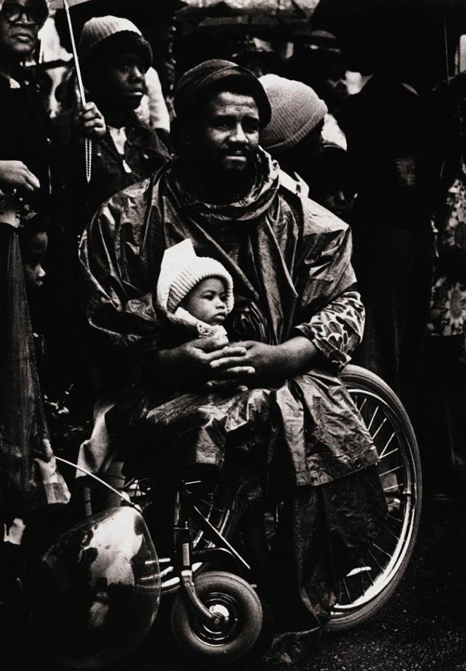 Robin Lee Hood (1944 &#8211; )<br>    Eddie Robinson yamurdan ocuunu korurken &#8211; 1976<br>  <br>       1976 baharnda,Vietnam Sava bitti. Ama etkileri baz hayatlar iin hi bitmedi. Robin Lee Hood, Vietnam&#8217;a bir ordu bilgi memuru olarak gitti ve bir fotoraf olarak geri geldi. Eddie Robinson da, Vietnam&#8217;da grev yapt. Ama sava onun bacaklarn ald. ABD Tennessee Eyaleti Chattanooga ehrinde, Silahl Kuvvetler Gn Geit Treni&#8217;nde 15 Mays 1976&#8217;da Hood, Chattanooga Time Free Press ajans iin fotoraf ekerken grr onu: Robinson, tekerlekli sandalyesinde yaan yamurdan ocuunu yamurluuyla korurken. 1977&#8217;de Robin Lee Hood&#8217;a Pulitzer&#8217;i getirir fotoraf.