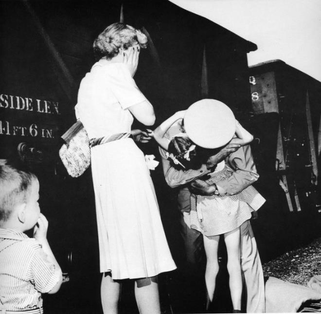 Earle Bunker (1912 &#8211; 1975)<br>  Homecoming (Eve Dn) &#8211; 1944<br><br>    1943 ylnda Omaha, Nebraska&#8217;ya elli kilometre uzakta yer alan 1100 nfuslu kk Villisca kasabas tatl bir heyecan ile gne merhaba demiti. Kuzey Afrika&#8217;da panzer taburlarna kar savaarak yararllklar gsterip, Amerika Birleik Devletleri tarafndan stn Hizmet madalyas ile onurlandrlm olan Yarbay Robert Moore 16 ay sonra tren yolu ile evine, ailesine dnyordu.    Robert Moore&#8217;un ailesi ve arkadalar tren garnda ona karlamak iin yerlerini aldlar. 14 Temmuz gn gelmesi gereken tren 24 saat gecikmeli olarak 15 Temmuz 1943 tarihinde gara ulat. 24 saatten fazla sre garda geliini bekleyen ailesinin ve arkadalarnn yannda Earle Bunker fotoraf makinesi ile Omaha World-Herald yaynlar adna hazr bekliyordu. Yarbay Robert Moore trenden indi, onu karlayan kz, babasnn kucana atlad srada Earle Bunker&#8217;de deklanre dokundu. Sava sonrasnda unutulmaz bir Amerikan miras haline gelen kare, cephede bulunan askerler iin umut oldu. Birok aile cephedeki askerlere fotorafn baslm olduu gazeteyi gndererek umut vermeye alt. Earle Bunker Homecoming balkl fotoraf ile 1944 ylnda Pulitzer Fotoraflk dl&#8217;n Frank Filan ile paylat.