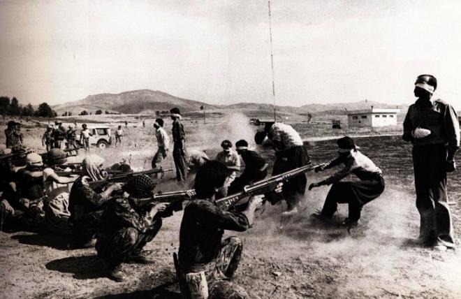 Jahangir Razmi (1947 &#8211; )<br>  Firing Squad in Iran (ran&#8217;daki dam Mangas) &#8211; 1979<br><br>    ran&#8217;da 1979&#8217;da ekilen ve 1980 Pulitzer dl&#8217;ne layk grlen nl idam mangas fotorafnn, ranl foto muhabiri Razmi&#8217;nin olduu ortaya kt ve 27 yl sonra kendisine resmen Pulitzer dl verilecei akland. Aktalite dalnda 1980 Pulitzer dl verilen ve 11 mahkumun idam mangas tarafndan kuruna dizilmesini gsteren fotoraf kimin ektii uzun zaman gizli kalmt.    Fotoraf ranl Razmi&#8217;nin ektiiyse 2006 ylnda Wall Street Journal tarafndan ortaya karld. Austos 1979&#8217;da bir ran gazetesinde yaymlanan fotorafn sahibi Razmi&#8217;nin, gvenlik gerekesiyle adn gizli tutmay setii belirtiliyor. Pulitzer Komitesi&#8217;nden Sig Gissler, &#8220;O dnemde ilk kez ad aklanmayan biri tarafndan ekilen bir fotorafa dl vermi ve gnn birinde kimin ektiinin ortaya kmasn umut etmitik&#8221; dedi. Gissler, bunca yl sonra nl fotoraf eken kiinin kimliinin ortaya kmasna sevindiklerini syledi. Razmi, sertifikasn ve 10 bin dolarlk para dln Mays 2007&#8217;de yeni Pulitzer dl sahipleriyle birlikte ald.