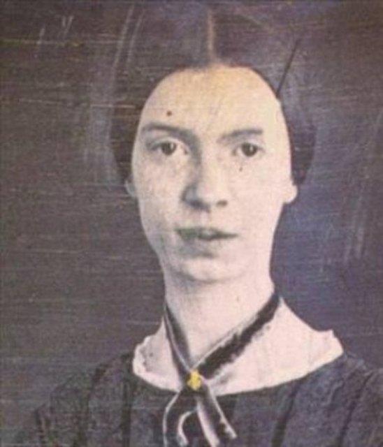 Emily Dickinson 1830 &#8211; 1886 mrnn ounu inzivada geirdi ve hayatn iir yazmaya adad. iirleri 20. yzyl Amerikan Edebiyatn ok etkiledi.