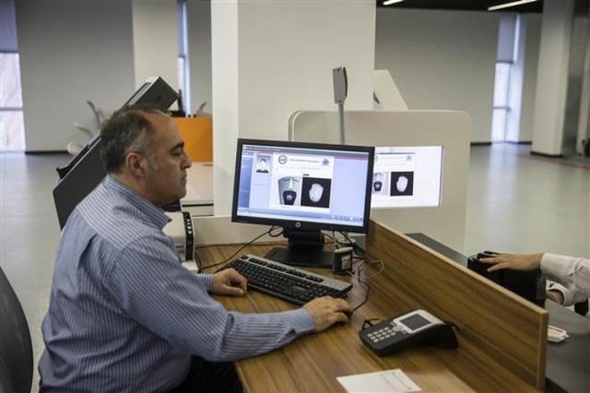 Kimlik kartlarnn kiiselletirme ilemleri Nfus ve Vatandalk leri Genel Mdrlnn bulunduu kampste bu ama iin ina edilen Kiiselletirme Merkezinde gerekletirilecek.