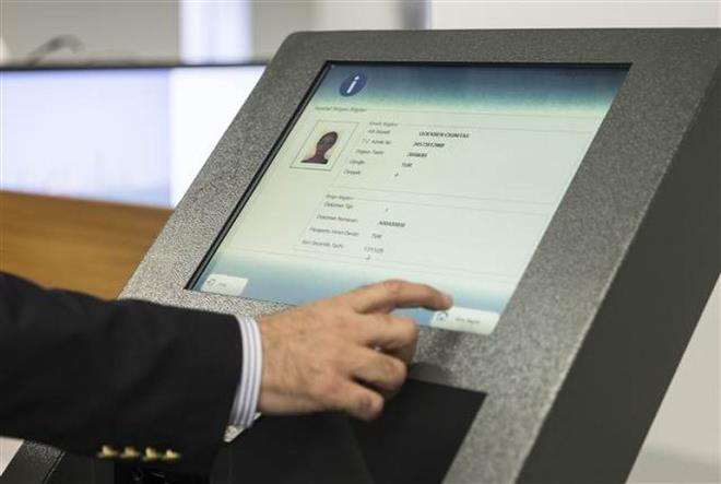 Verilere yksek koruma Bavuru srasnda kiisel veriler ablon olarak alnacak. Verilerin imaj olarak alnp oaltlmas sz konusu olmayacak. Kiinin biyometrik verisi resim olarak deil, say kmesi olarak saklanacak. Veriler saysal kmelere dntrld iin baka amalar iin kullanlamayacak. Herhangi bir say kmesinin kime ait olduu bilgisi kriptolu olarak tutulduundan, kiisel bilgilere ulalmas mmkn olmayacak. Bilgiler ayrca gvenli haberleme sisteminin srekli rettii ifrelerle saklanacak.