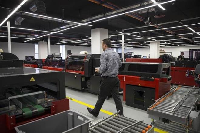 Bavuru srasnda grevli memur, vatanda, kimlik kartlarnn deiimi srecine ynelik olarak yeniden tasarlanan konseptte karlayacak. Yeni konseptte banko sisteminin yerini alan masa sisteminde vatandala iletiim kuracak grevliler, vatandan TC Kimlik Numaras'n dikkate alarak sistemde gerekli ilemleri ve dorulamalar yapacak.