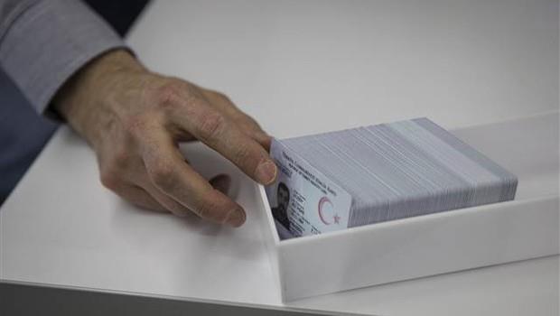 ipli yeni kimlik kartlarnn datm 14 Mart Pazartesi gn yani bugn balayacak. Uygulama ncesi elektronik kimlik kartlarn baslaca yksek gvenlikli merkezi ve yeni kimlik kartlarnn retim srelerini grntlendi. Yeni kimliklerde vatandan kimlik sahibi olduunu dorulamas iin PIN kodu sistemi uygulanacak.