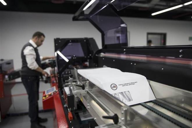 Mevcut nfus czdann kimlik kartyla deitirmek isteyen vatandalar, bavurularn ile nfus mdrlklerine giderek yapabilecek. Vatandalar, bavuru ilemleri iin internet ya da ar merkezi zerinden nceden randevu alabilecek.