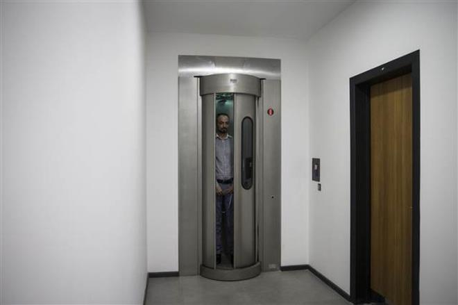 Merkez, gvenlik gereklilikleri dikkate alnarak yksek koruma standartlarnda ina edildi. Dijital gvenlik tedbirleriyle donatlan merkezde, manyetik etkileimler kullanlarak uzaktan veri alnmasn engelleyecek nlemler de unutulmad. Binann tm d cephesinde de manyetik koruma zelliine sahip malzemeler kullanld.