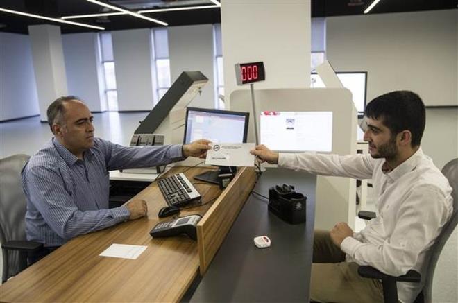 Vatandalar, alnan nlemler ve sistem tercihleriyle nfus mdrlklerinde ksa srede bavurularn tamamlayabilecek. Bavuru srasnda kiiye pin zarf verilecek. Zarf ierisinde kartla birlikte kullanlacak pin ve puk bilgileri yer alacak. Biyometrik verilerin alnmas ve pin zarfnn verilmesiyle vatandalarn nfus mdrlndeki ii bitecek. Kimlik kart, vatandalara bavuru srasnda bildirdii adres araclyla ulatrlacak ve kart kiinin kendisine veya onaylad kiilere teslim edilebilecek.