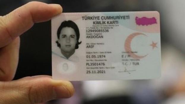 Temasl ve temassz ipin almas, kartn grseli, kartn iindeki bilgilerin doruluu kontrol edilecek. - Kart transferi iin zel asansr sistemi Kalite kontrolnden baaryla geen kimlik kart, binann bir alt katnda yer alan zarflama ve paketleme blmne insansz zel servis asansryle gnderilecek. Kart sayma makinesiyle verilen ve teslim alnan kart says dorulanacak. Kimlik kartlar, kiilerin adresleri dikkate alnarak ile bazl paketlenip yryen bantla retim alanna izole ekilde konumlandrlan kargo birimine iletilecek. Kartlar bu ekilde vatandalara teslim edilmek zere yola kacak.